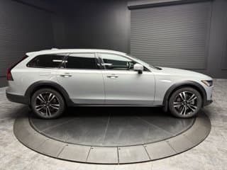 Volvo V90 Cross Country Mid-Size Wagon 2024 — photo 2