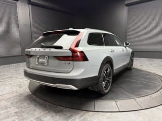 Volvo V90 Cross Country Mid-Size Wagon 2024 — photo 3