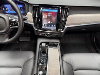 Volvo V90 Cross Country Mid-Size Wagon 2024 — photo 20