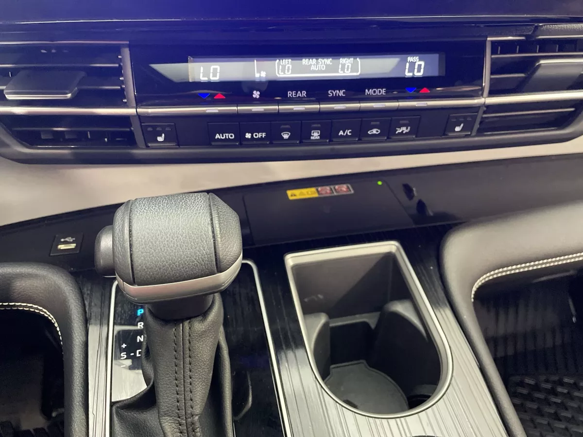 Toyota Sienna 2025 — photo 17