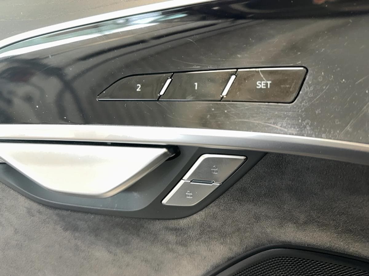 Audi A8 2021 — photo 11