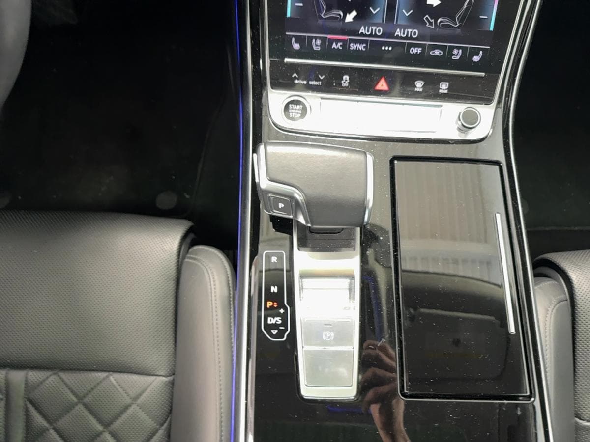 Audi A8 2021 — photo 20