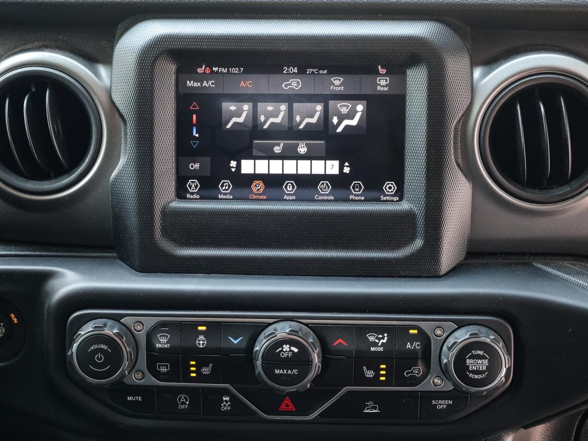 Jeep Wrangler 2023 — photo 18