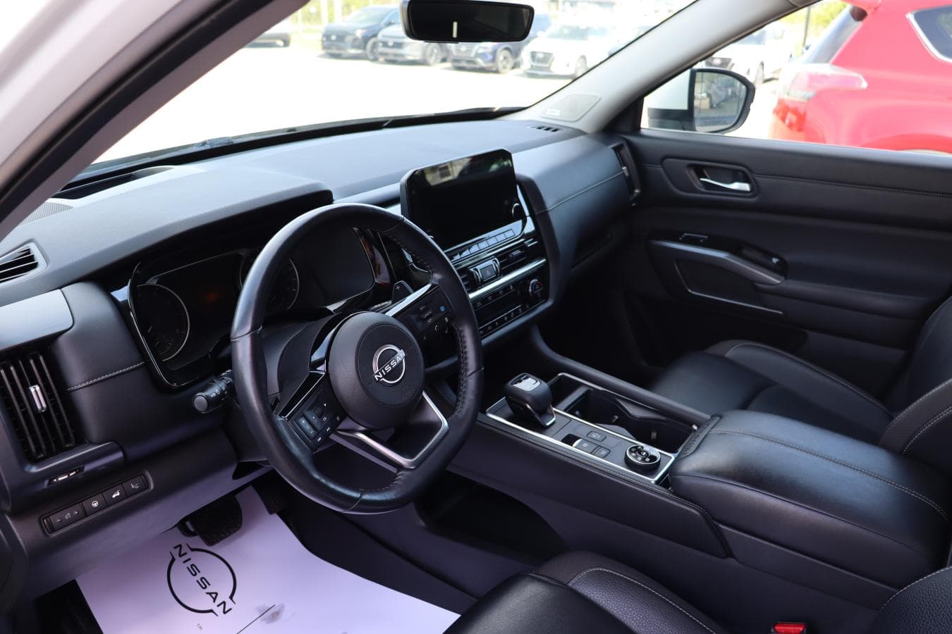 Nissan Pathfinder 2023 — photo 11