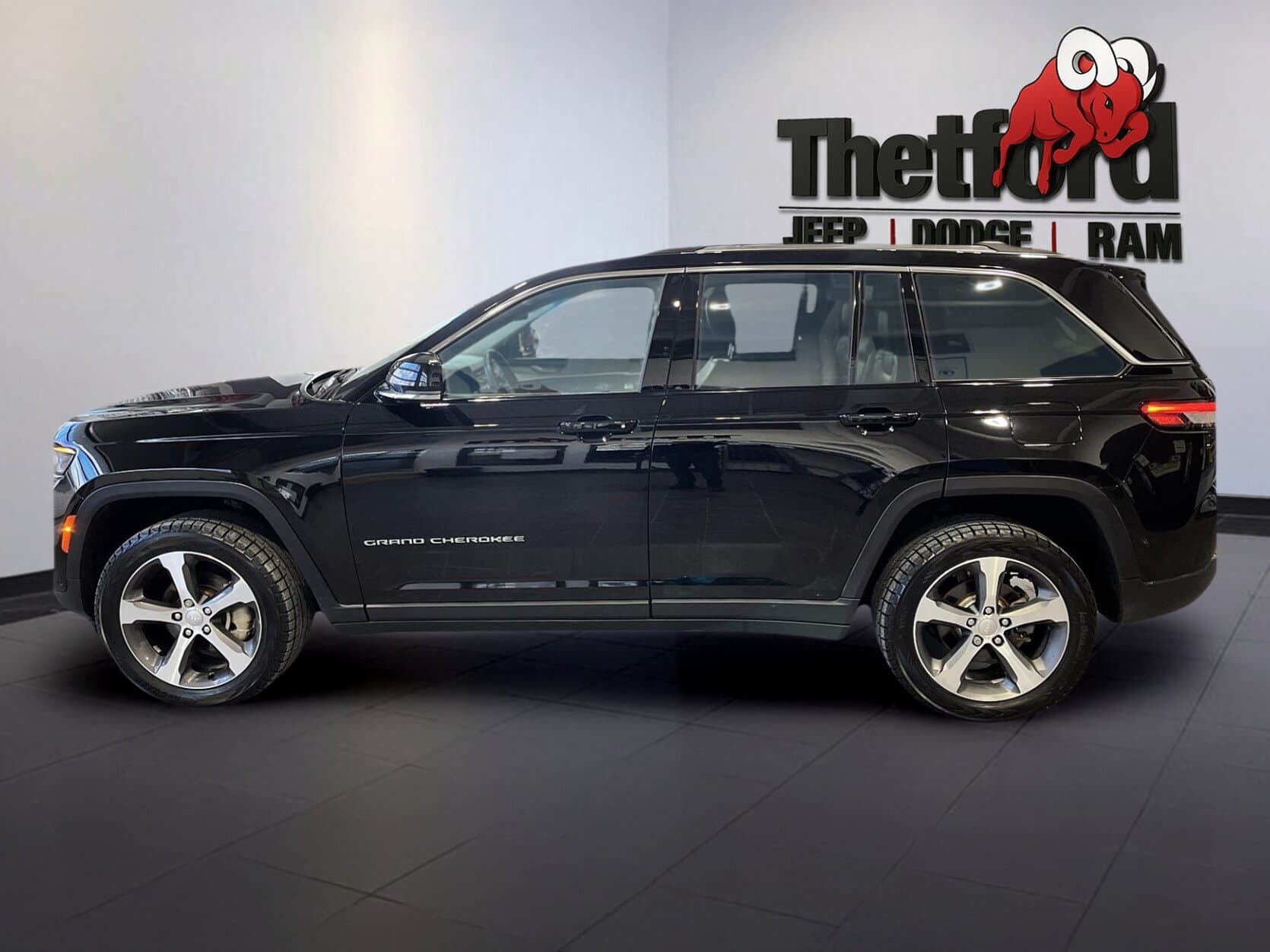 Jeep Grand Cherokee 2023 — photo 11