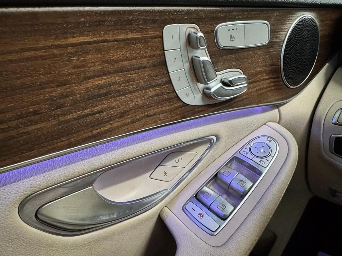 Mercedes-Benz C-Class 2019 — photo 13