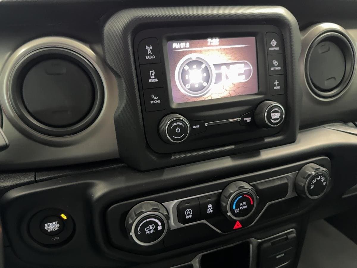 Jeep Wrangler 2020 — photo 16