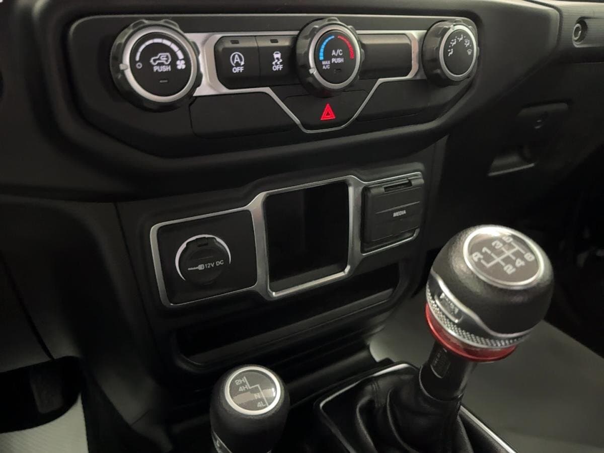 Jeep Wrangler 2020 — photo 17