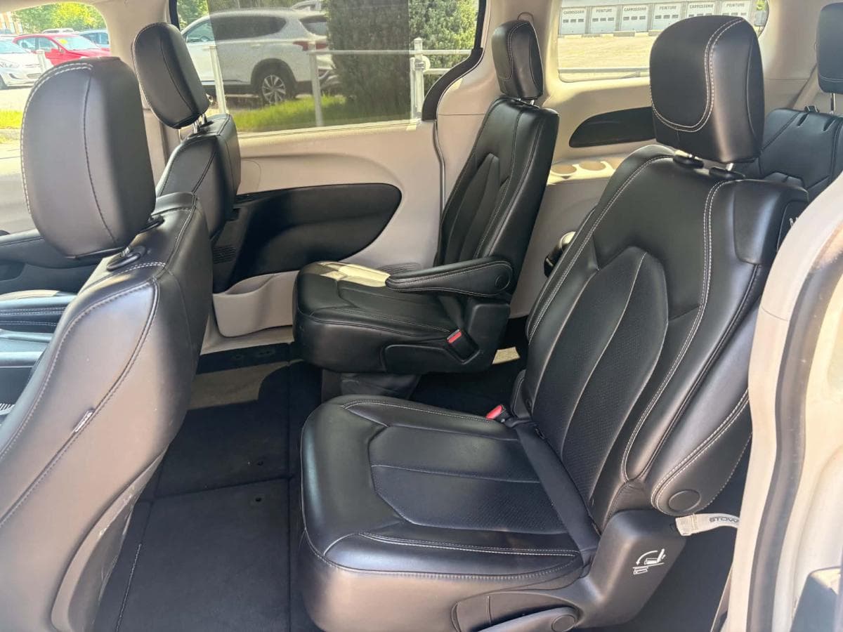 Chrysler Pacifica 2023 — photo 2