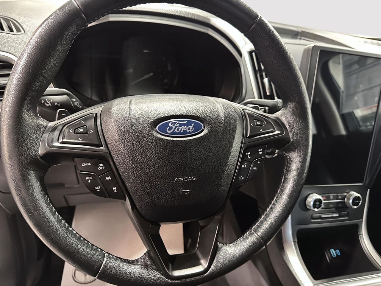 Ford Edge 2022 — photo 11