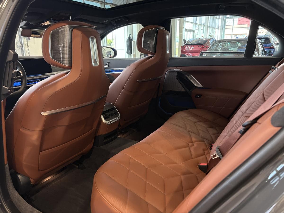 BMW 7 Series 2024 — photo 8