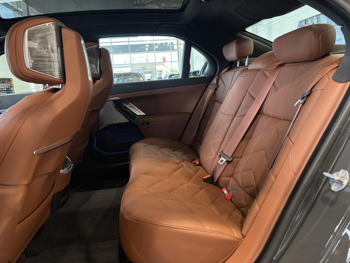 BMW 7 Series 2024 — photo 9