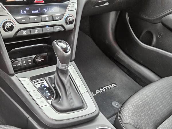 Hyundai Elantra 2017 — photo 17