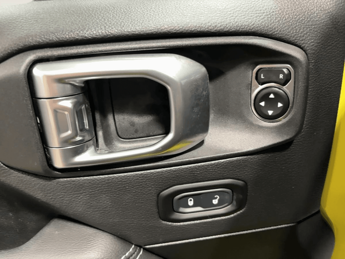 Jeep Wrangler 2023 — photo 11