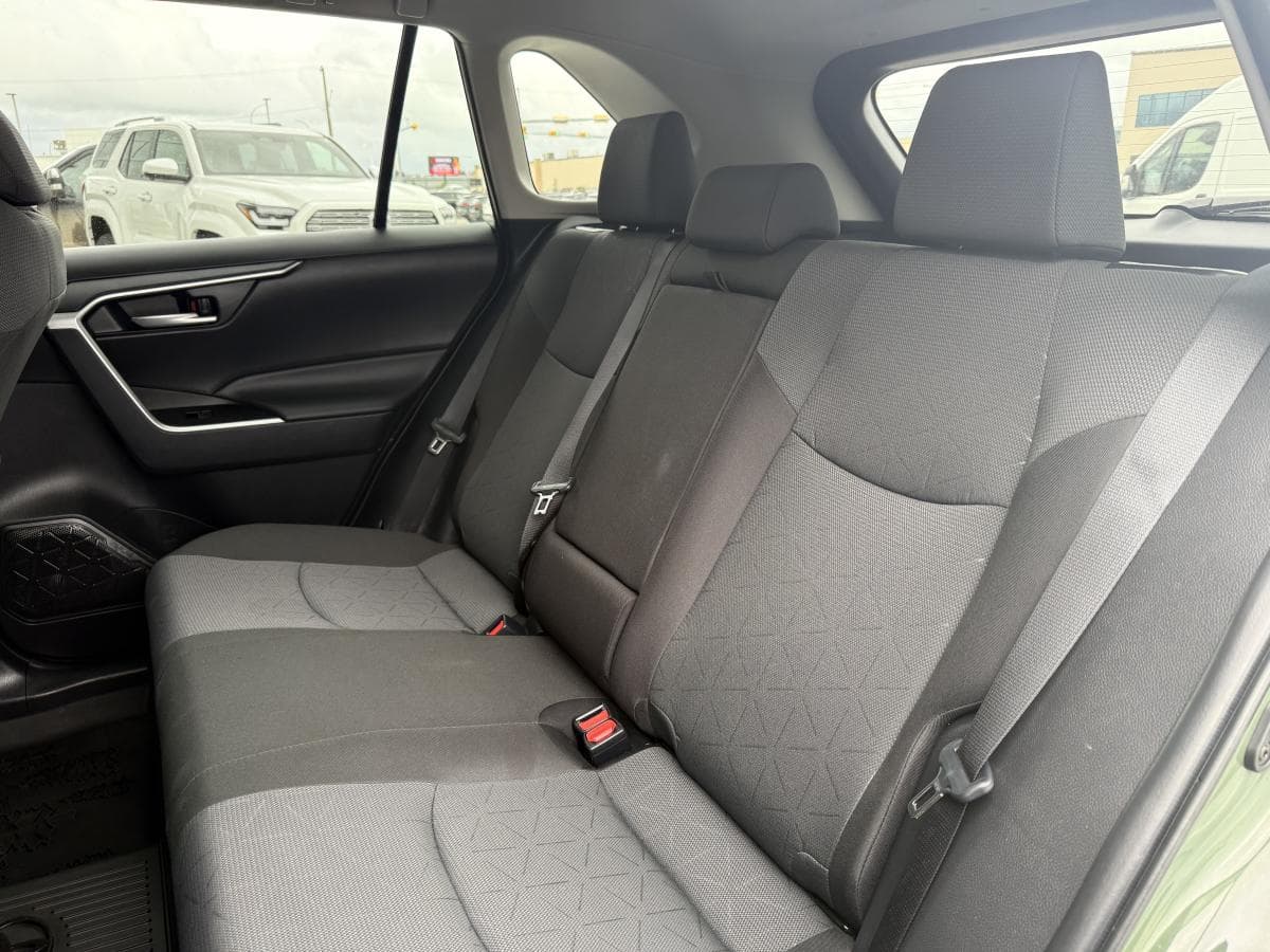 Toyota RAV4 Hybrid XLE 2025 — photo 18