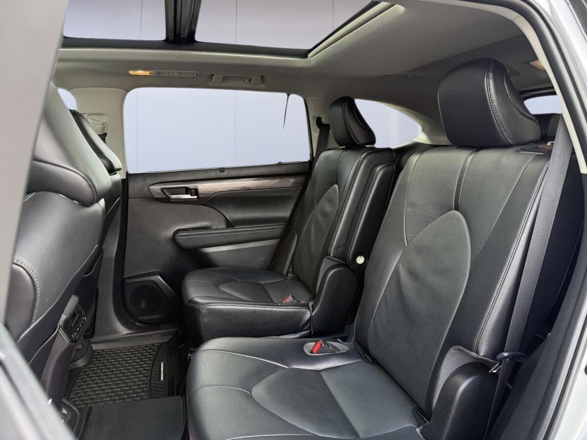 Toyota Highlander Hybrid Limited 2023 — photo 17