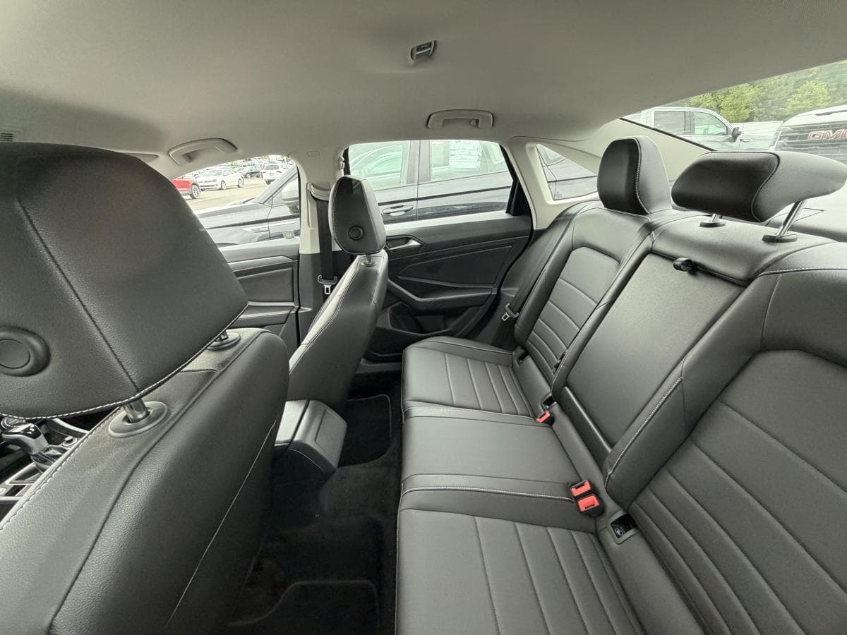 Volkswagen Jetta 2023 — photo 9