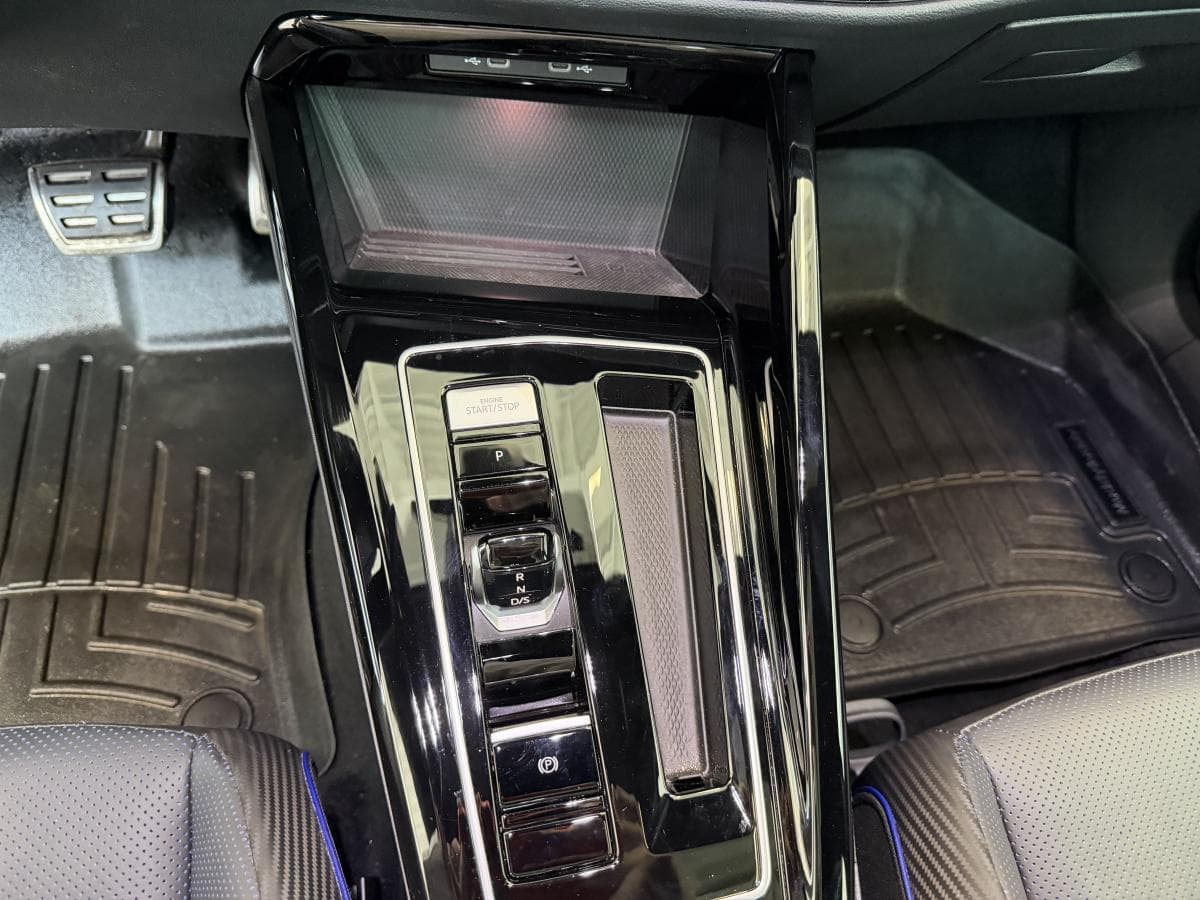 Volkswagen Golf R 2025 — photo 20