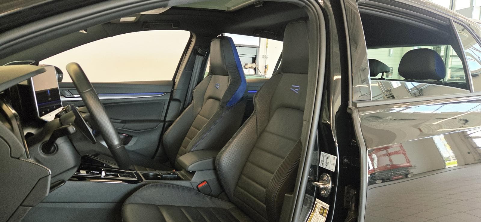 Volkswagen Golf R 2025 — photo 10