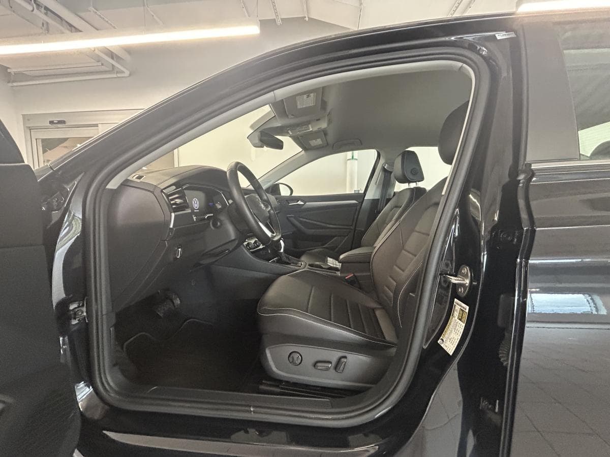 Volkswagen Jetta 2023 — photo 12