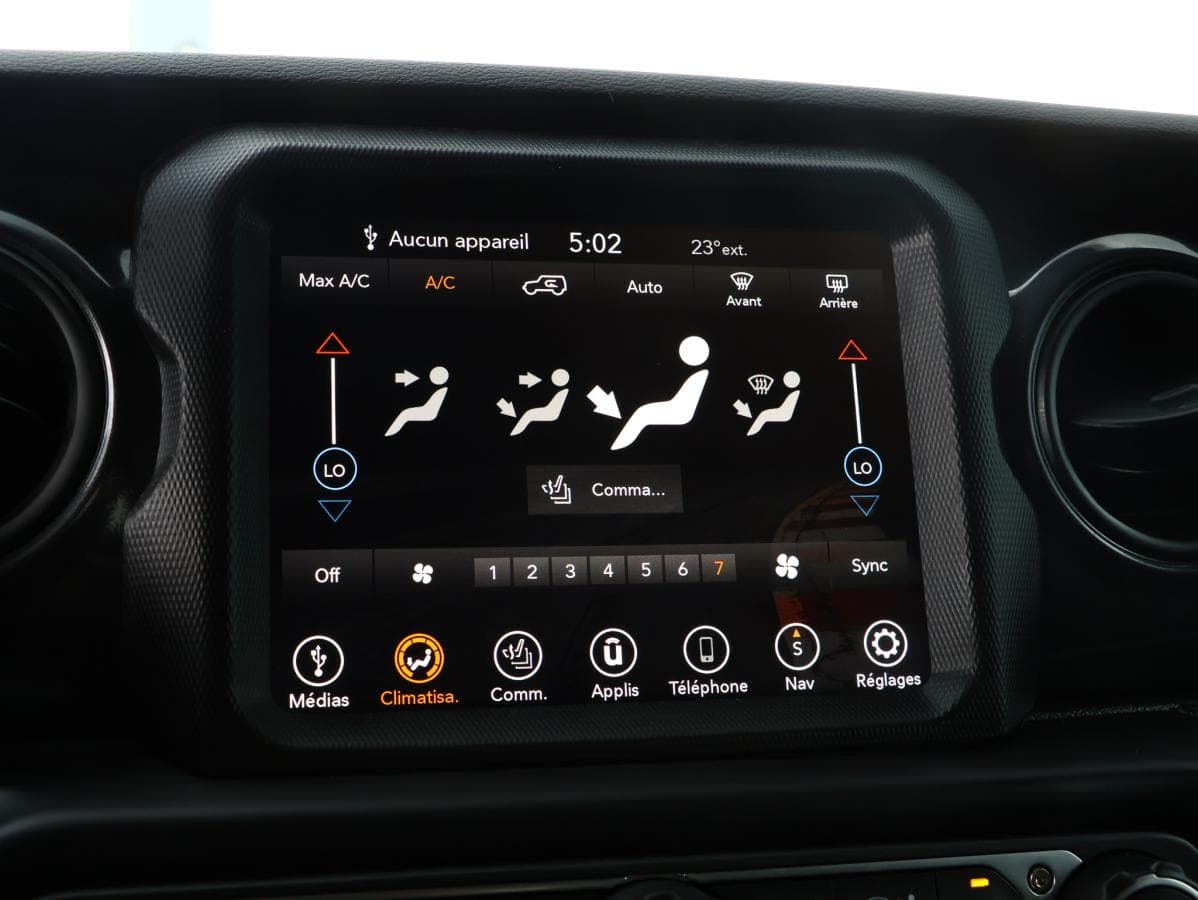 Jeep Wrangler 2023 — photo 16