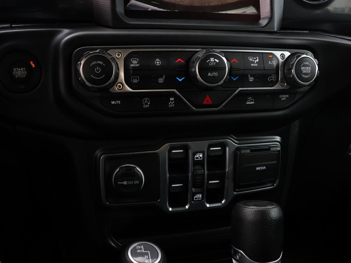 Jeep Wrangler 2023 — photo 20