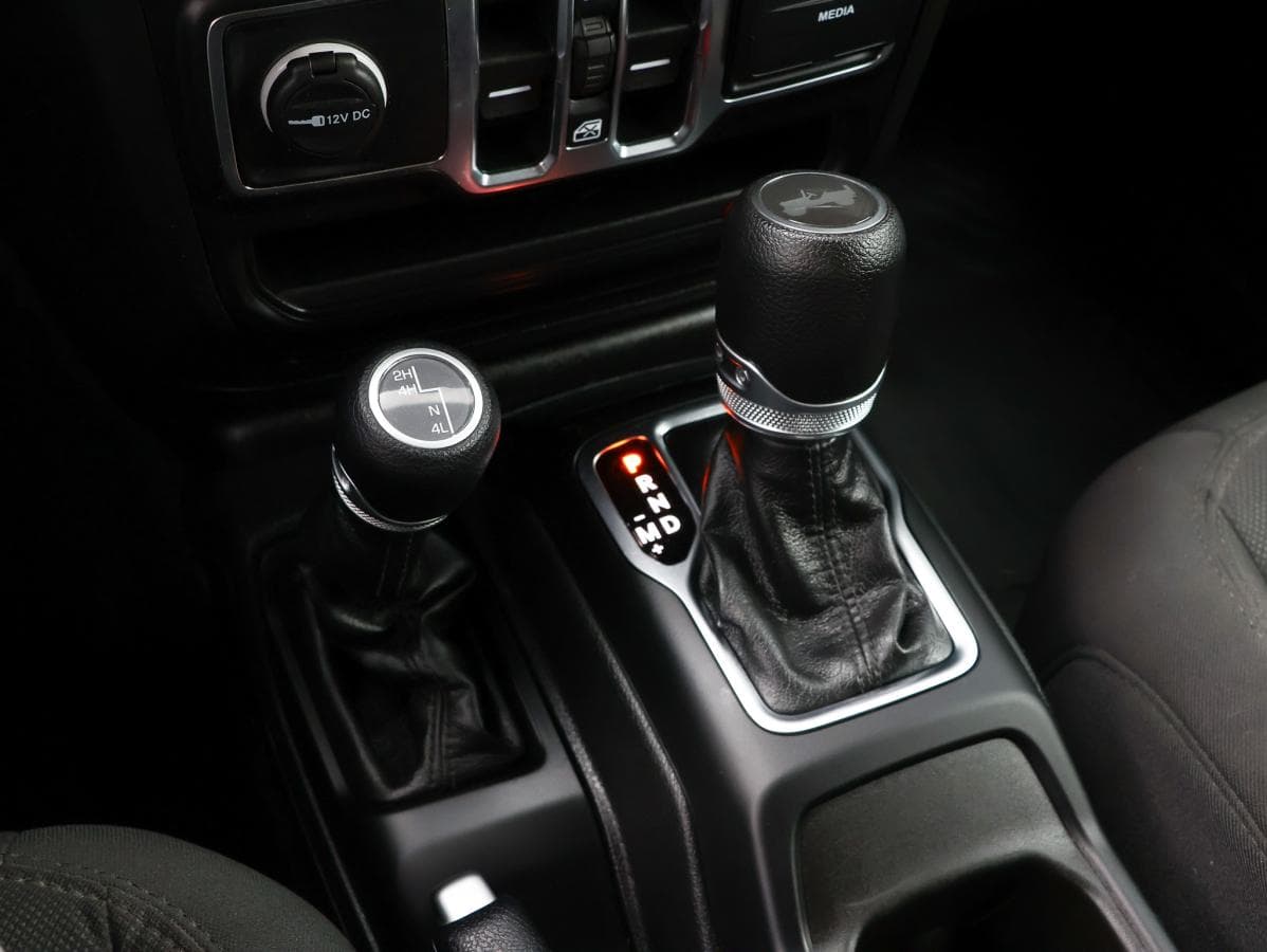 Jeep Wrangler 2023 — photo 21