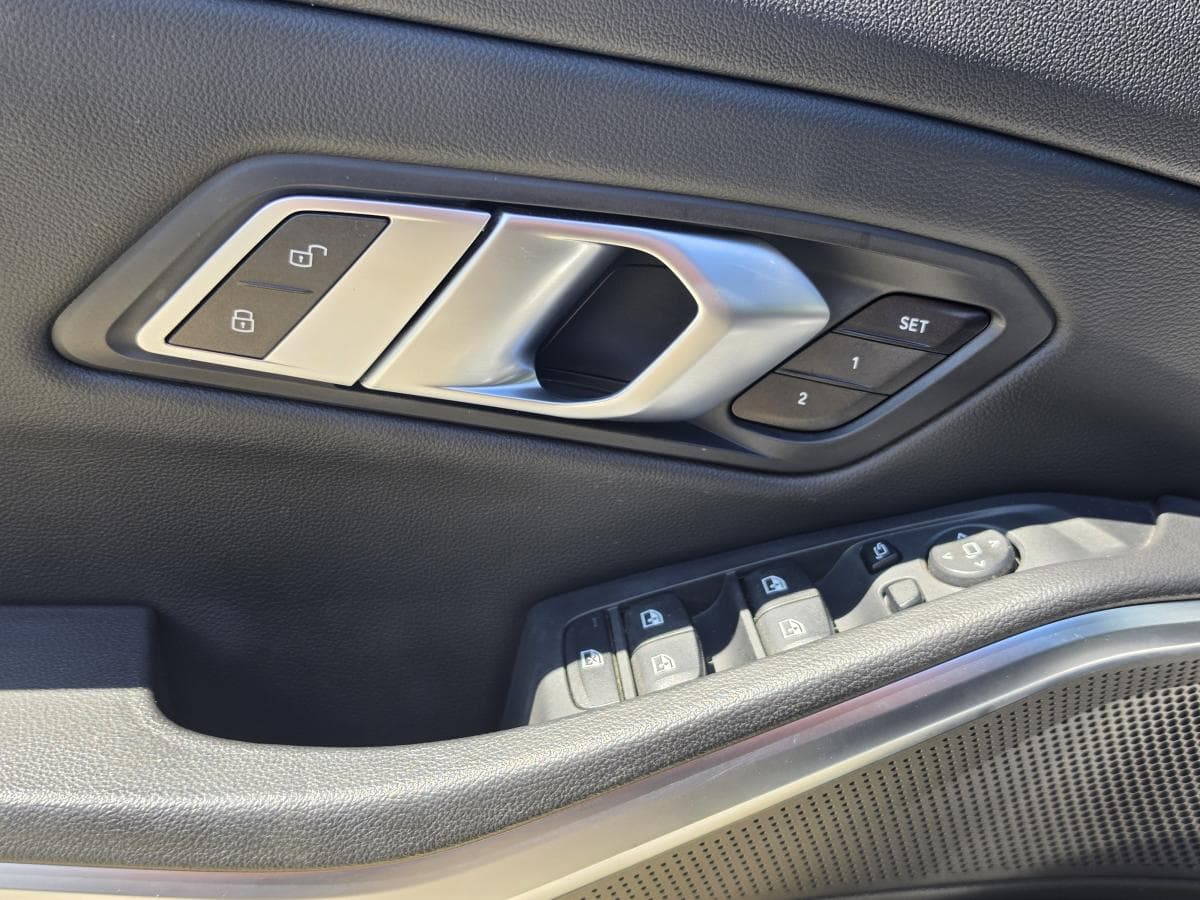 BMW 330e 2022 — photo 12