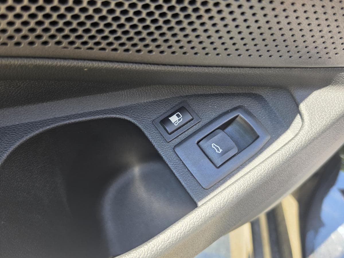 BMW 330e 2022 — photo 13