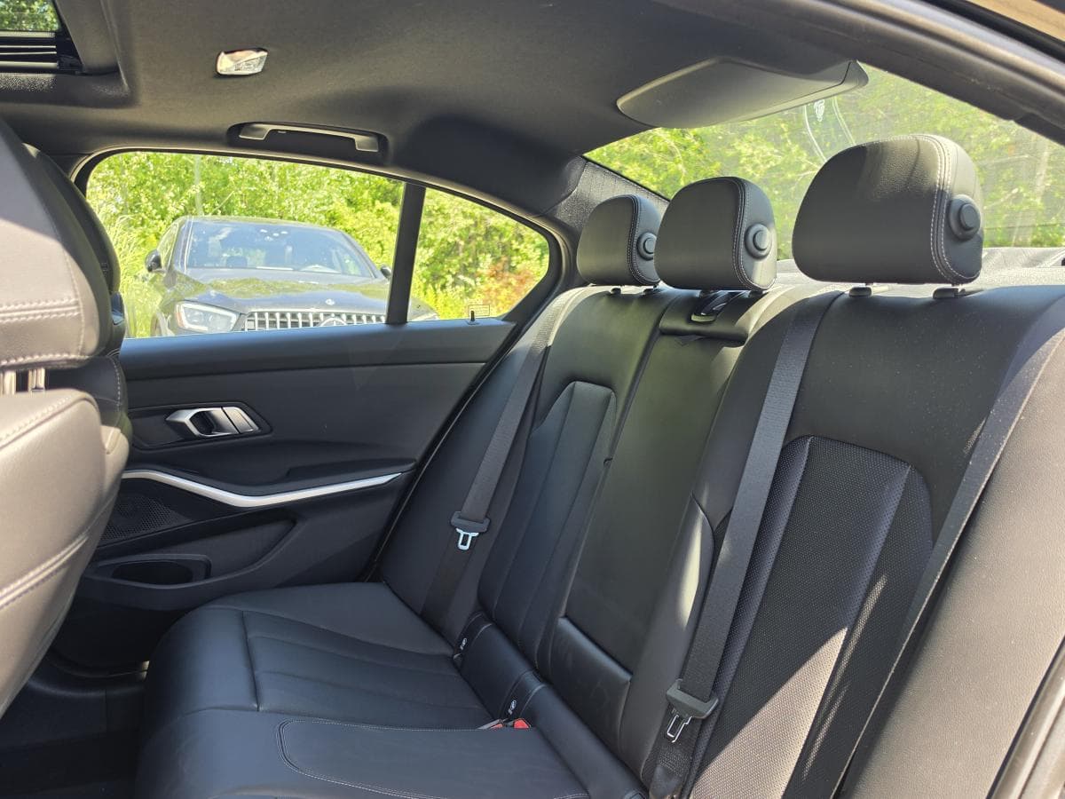 BMW 330e 2022 — photo 17