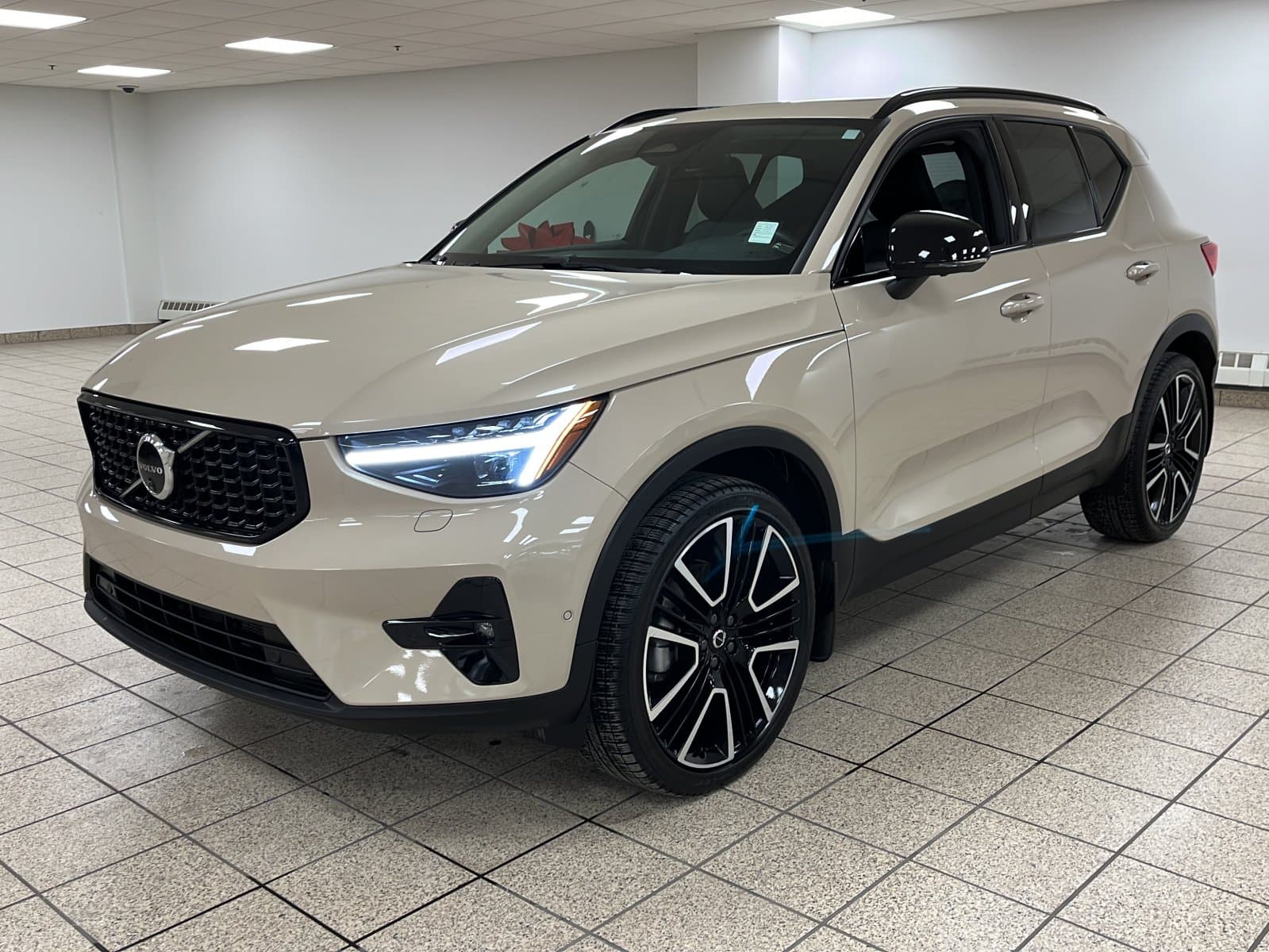 Volvo XC40 2025 — photo 2