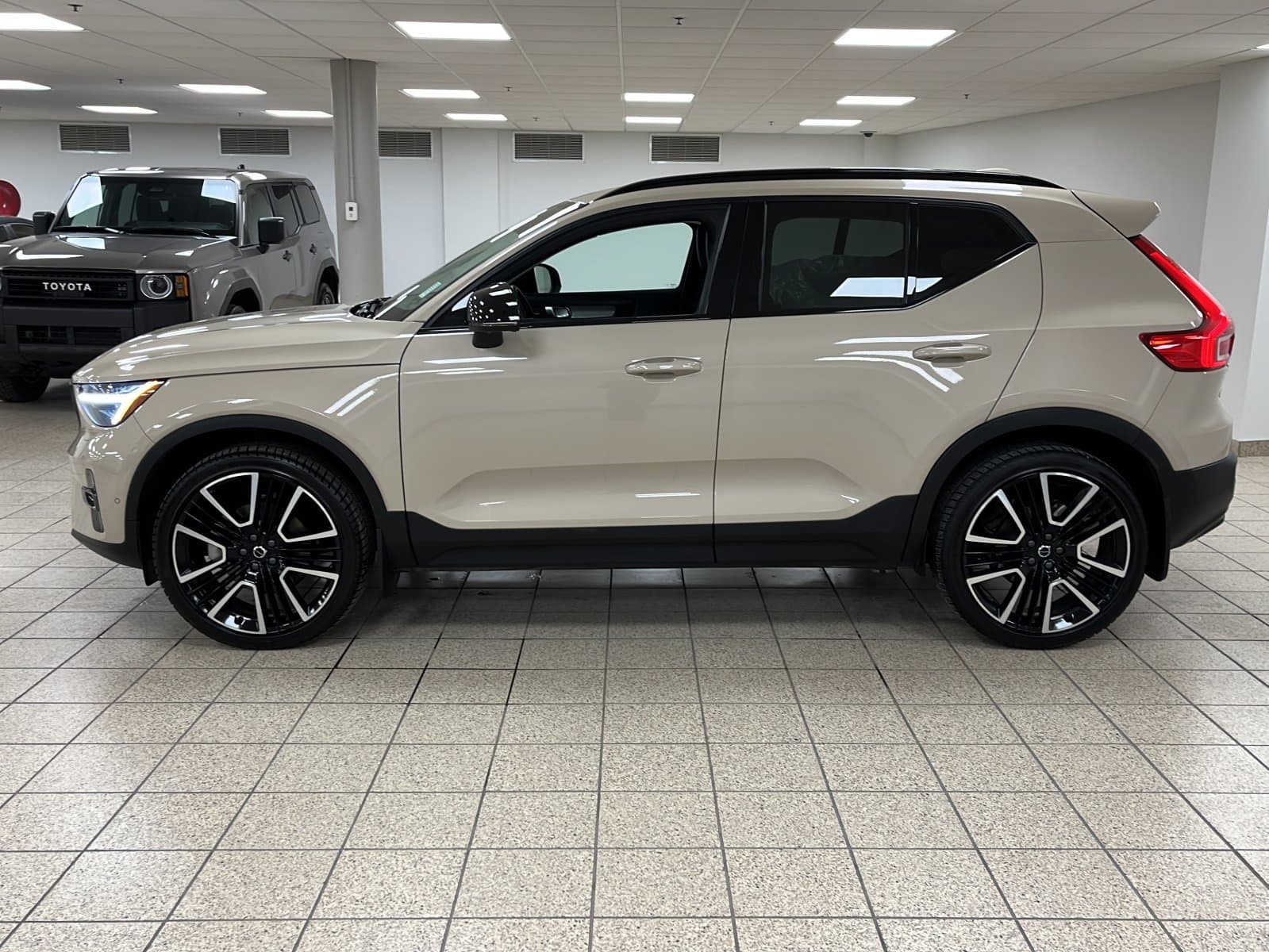 Volvo XC40 2025 — photo 4