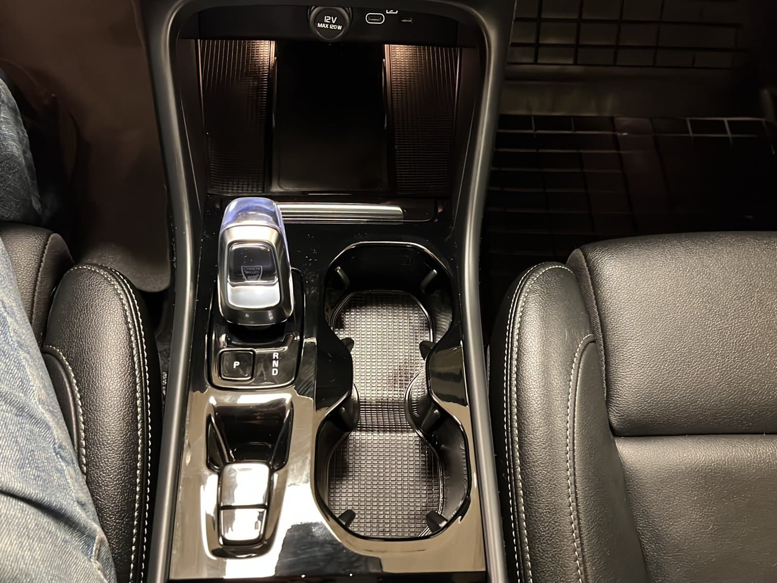 Volvo XC40 2025 — photo 14