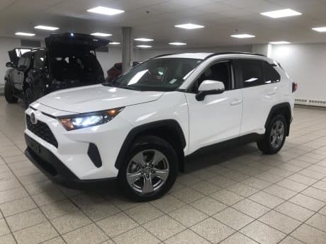 Toyota RAV4 2025 0040 Super White à vendre à Calgary