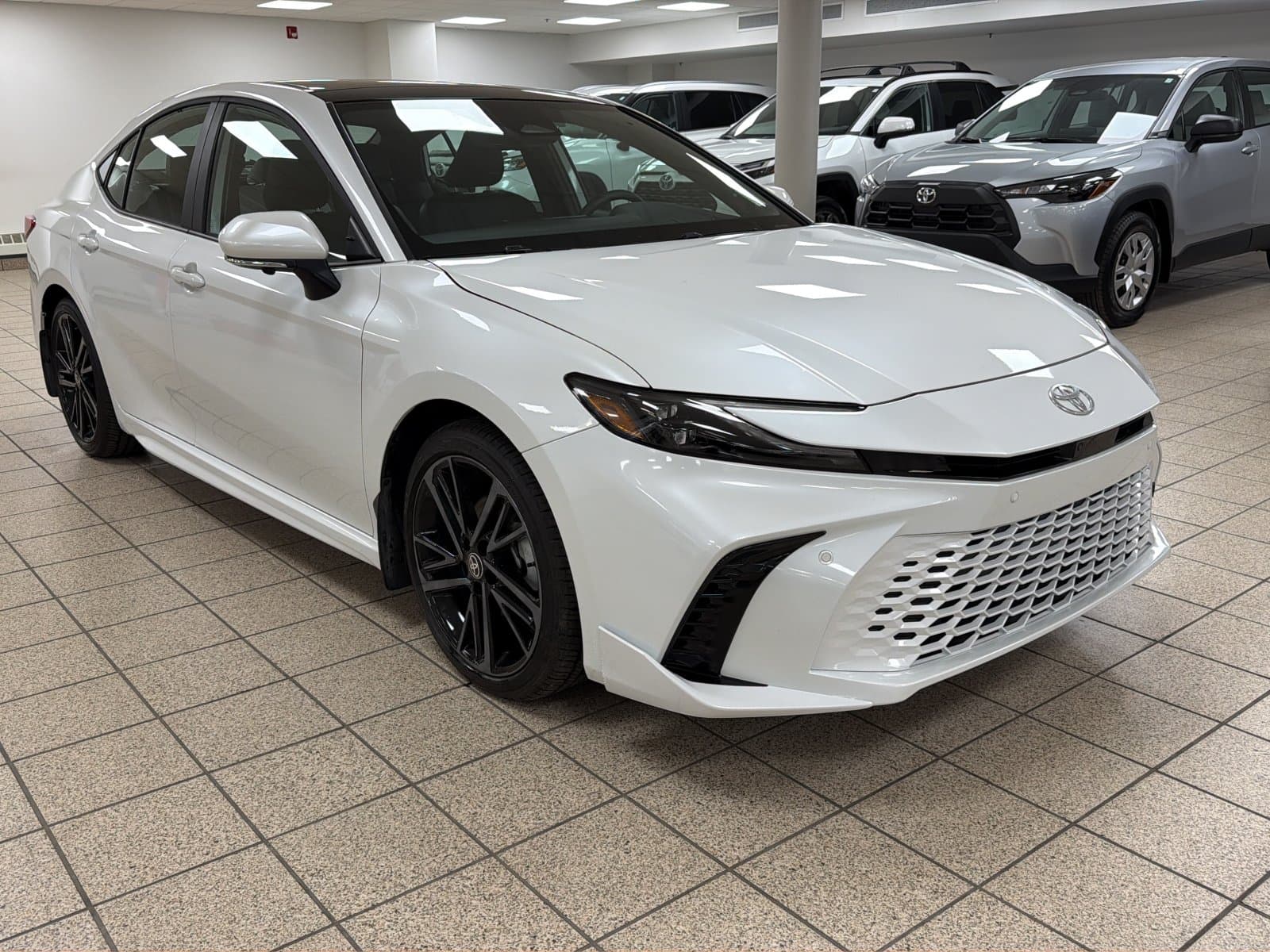 Toyota Camry 2026 — photo 2