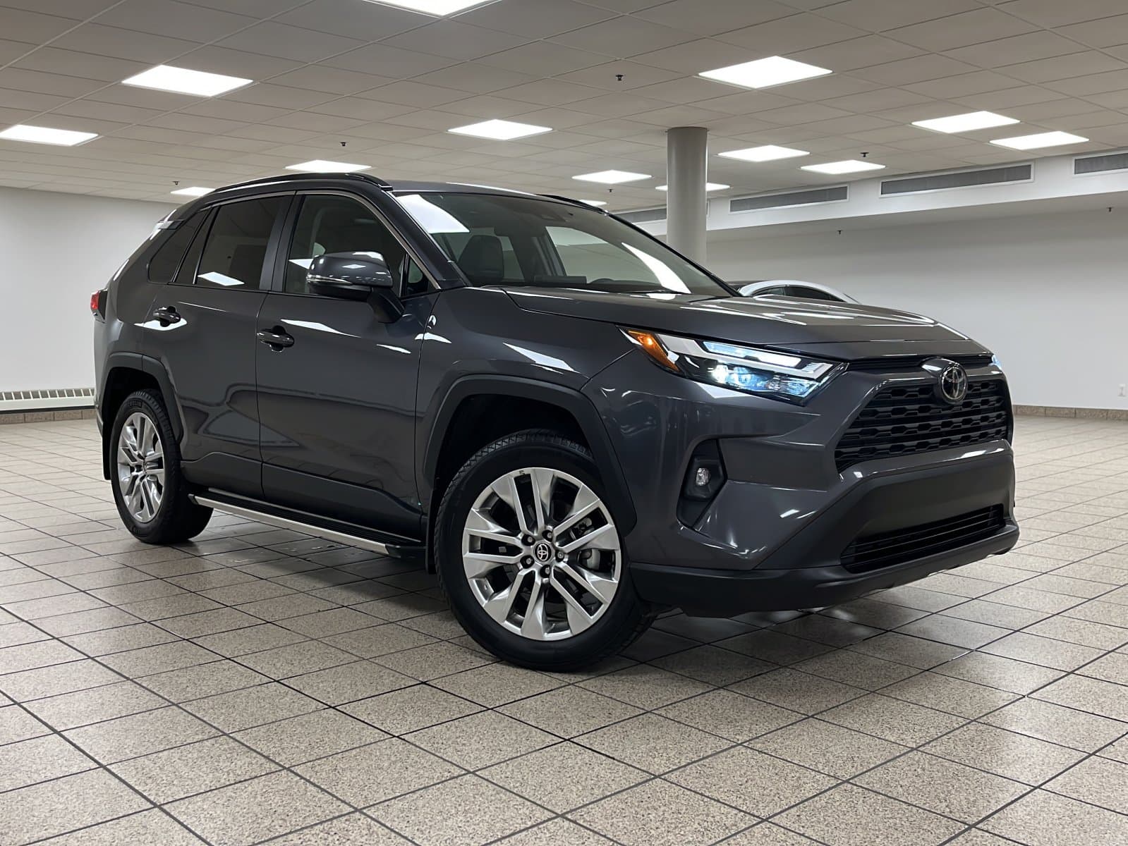 Toyota RAV4 2025 — photo 2