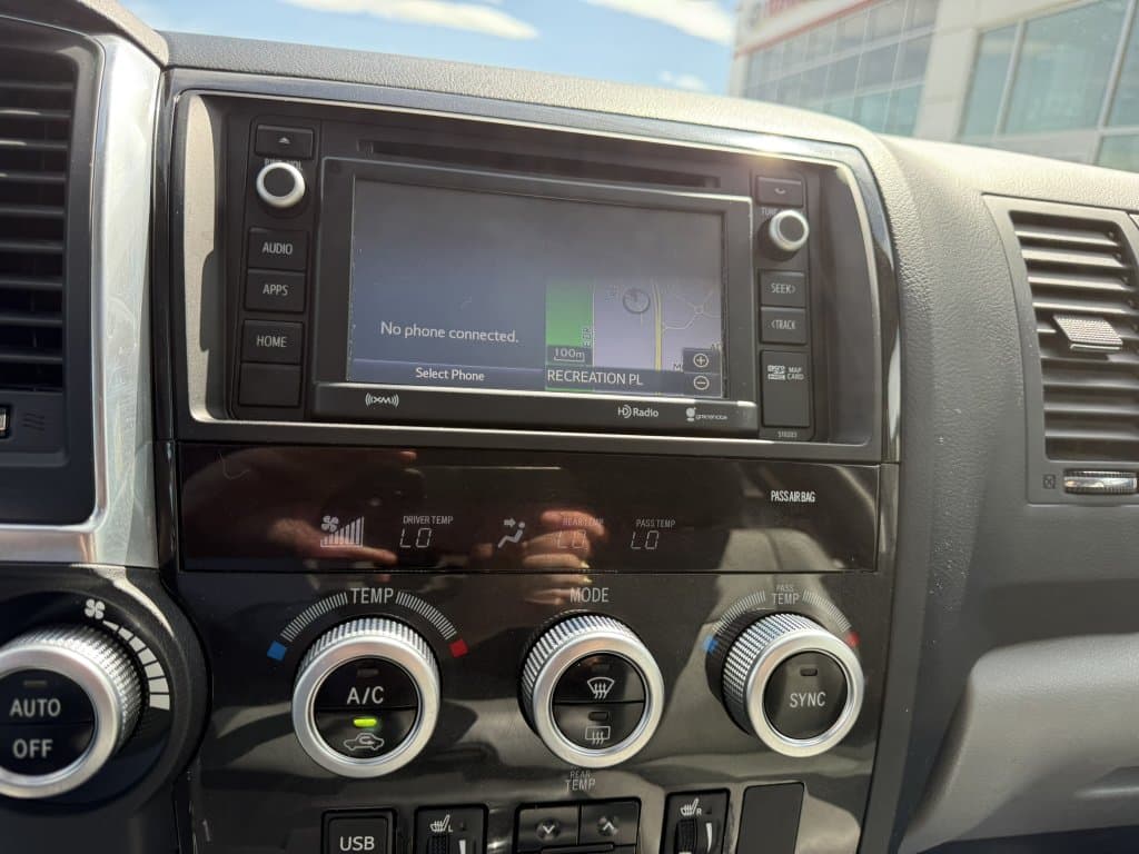 Toyota Sequoia 2018 — photo 12