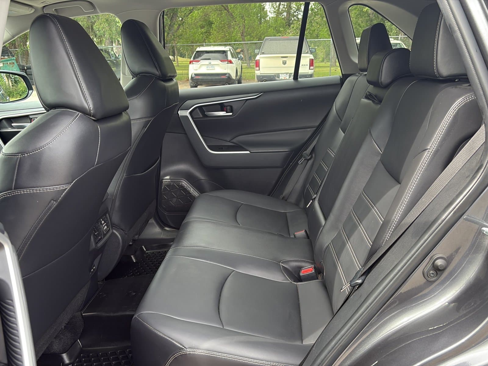 Toyota RAV4 2023 — photo 8