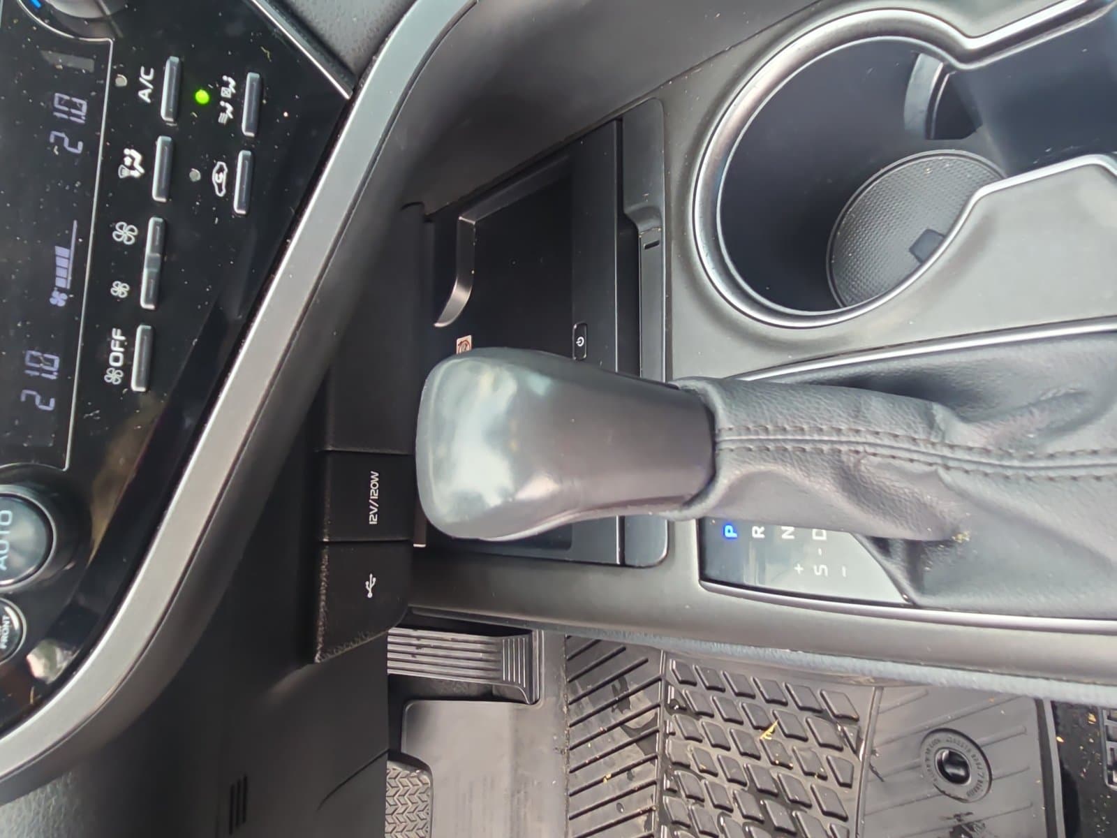 Toyota Camry Hybrid 2023 — photo 19