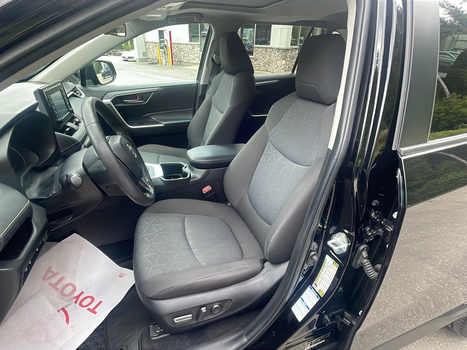 Toyota RAV4 2022 — photo 16