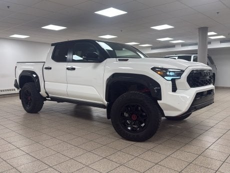 Toyota Tacoma 2025 02MQ White with Black Roof à vendre à Calgary